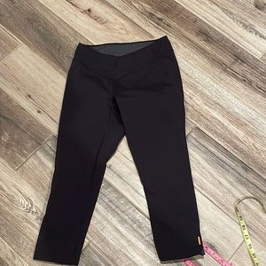 Lucy Black Cropped Leggings Size Small GUC B321
